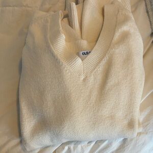 Old Navy V-Neck Sweater in Cream